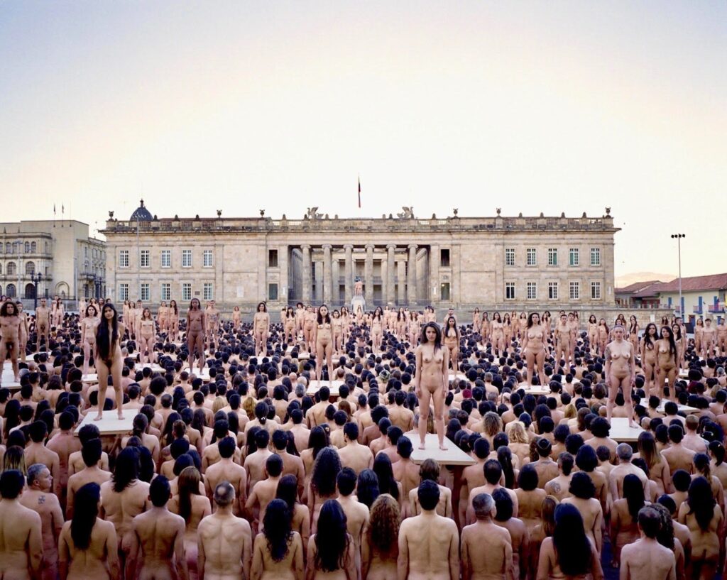 Se cumplen 10 años del día en que desafiamos los tabúes y abrazamos la libertad! En este 2026, conmemoramos una década de aquel hito inolvidable en el que más de seis mil almas nos unimos bajo el lente monumental de Spencer Tunick en la Plaza de Bolívar. 📸🙌